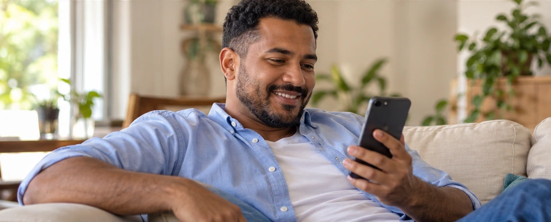 Cliente consultando un negocio desde su teléfono en casa